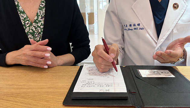 醫師為患者說明腎臟健康評估結果
