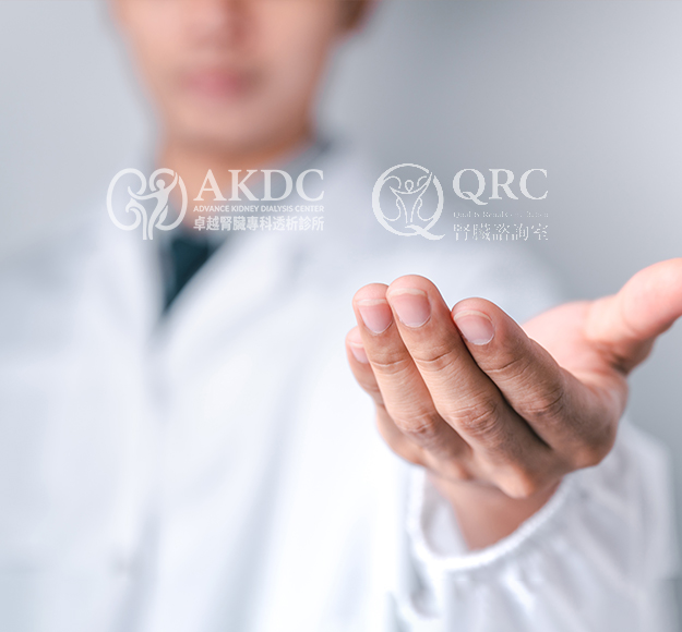 身穿白袍的醫師伸出手掌，象徵守護與關懷