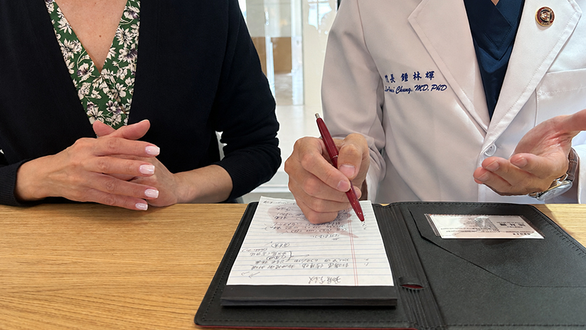 醫師於診間向年長患者說明腎臟檢查結果